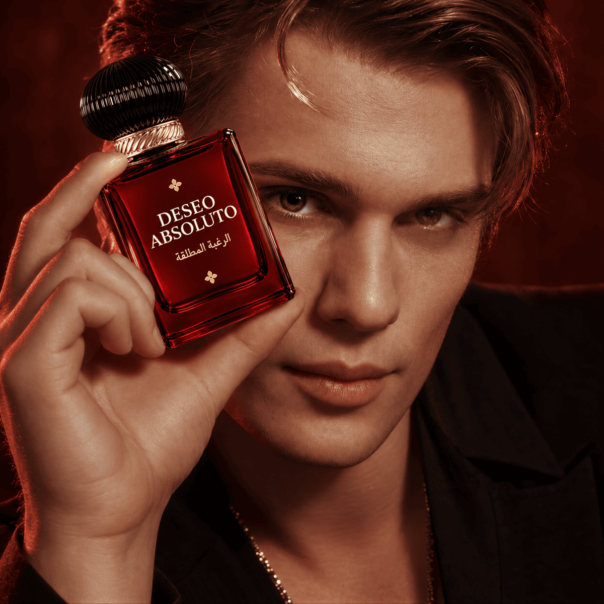 Man holding a bottle of Deseo Absoluto